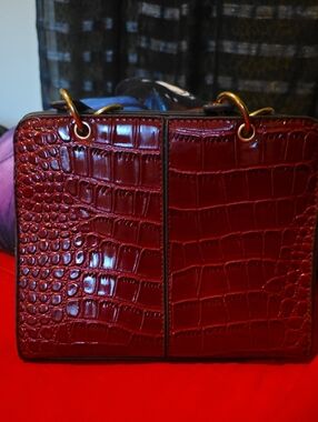 Women’s Croc-Embossed Structured Tote Bag - Burgundy